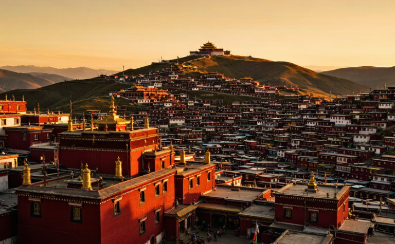 Seda Travel Guide: Sichuan’s Crimson Tibetan Academy