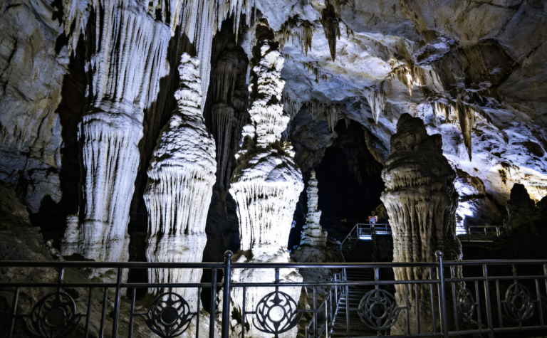 Bijie Travel Guide: Zhijin Cave, Azalea Blooms and Guizhou Highlands