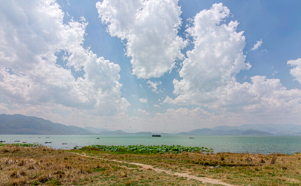 Chenghai Lake warm saline water and hills in northwest Yunnan