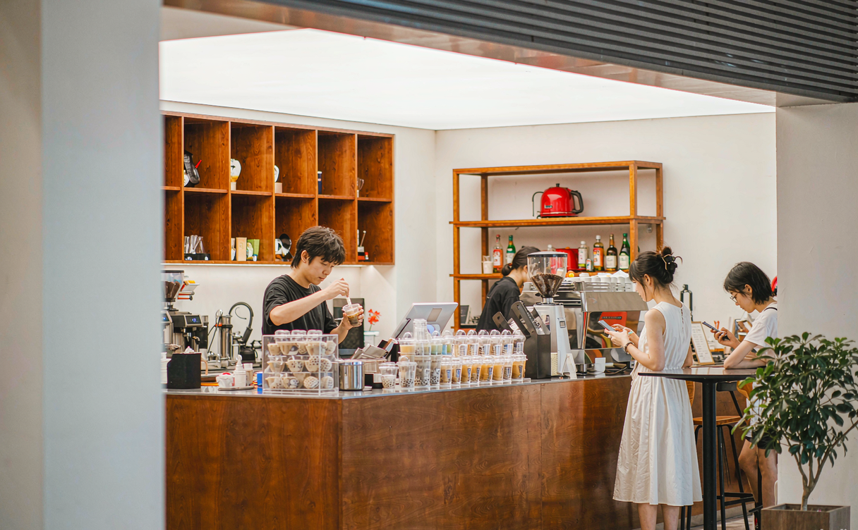 china-bubble-tea-milk-tea-guide - bubble tea shop counter with fruit tea and cheese foam cups