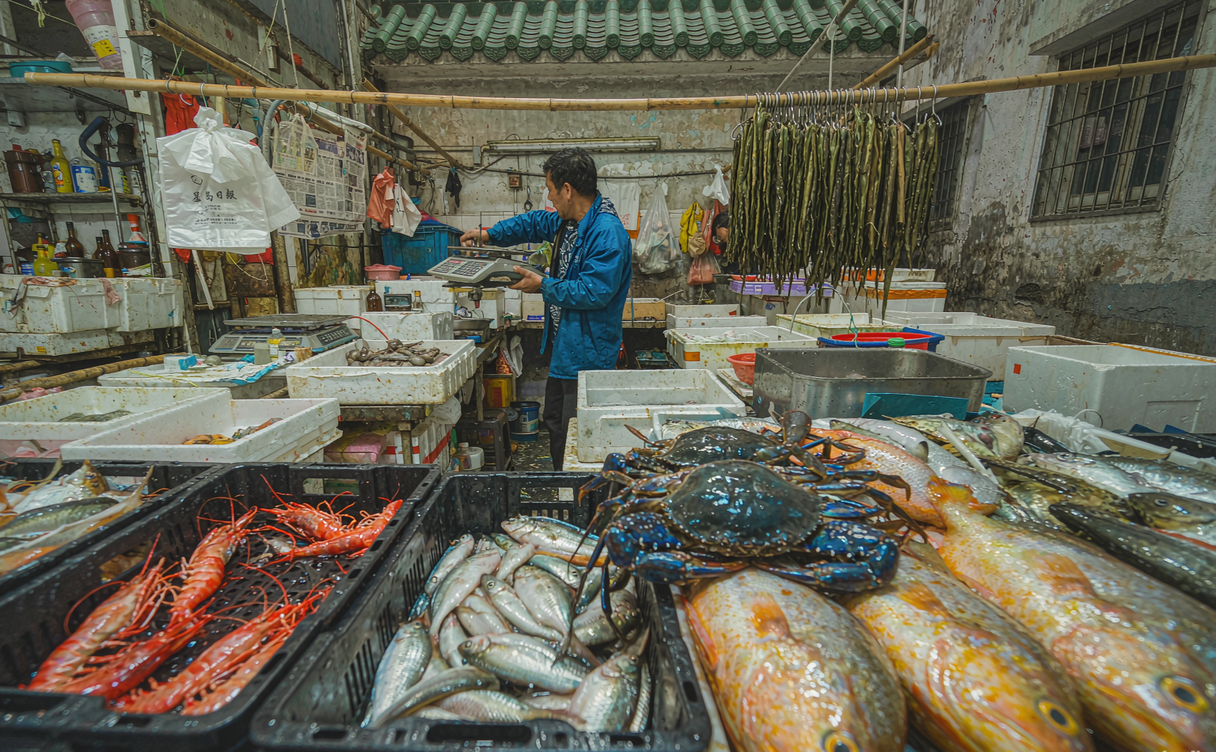 china-seafood-dining-guide - live seafood market tanks and vendor weighing catch