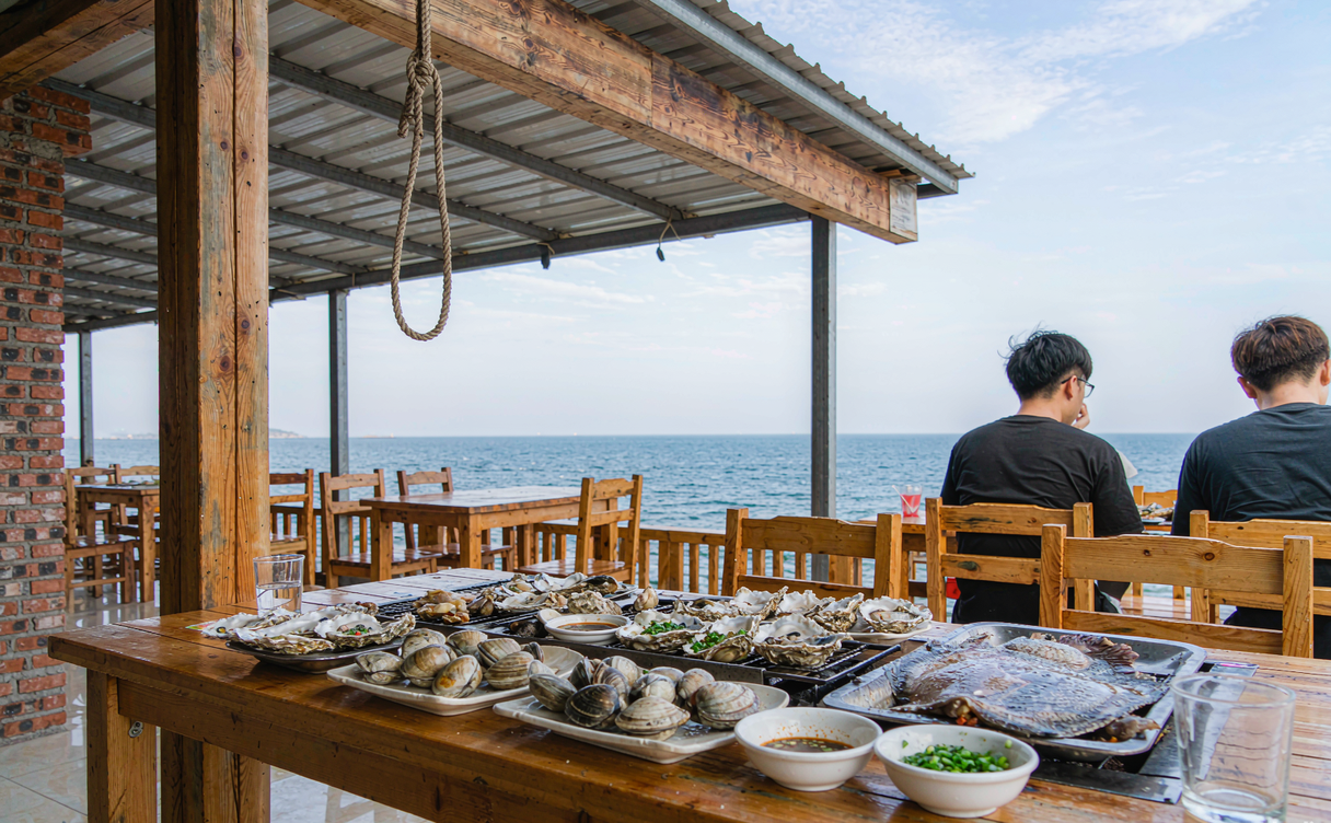china-seafood-dining-guide - steamed crab garlic scallops and clam broth table
