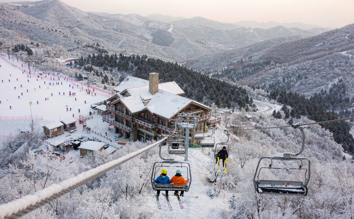 china-ski-resort-hotels-guide - slopeside timber and glass ski resort hotel with groomed pistes