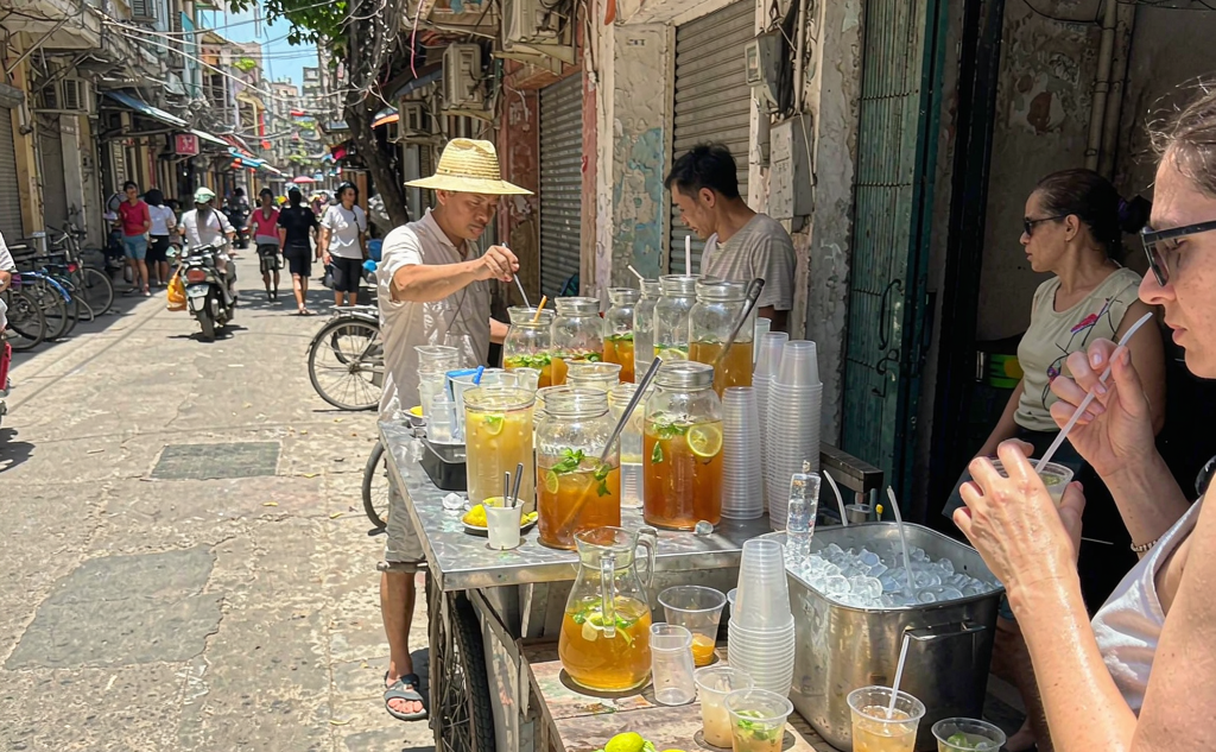 Street stall in China selling iced tea as relief from summer heat