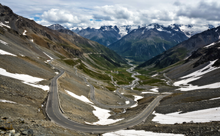 Duku Highway Guide: Xinjiang’s Legendary 561km Mountain Road Trip