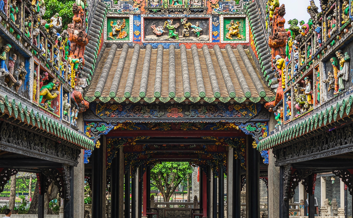 Glazed ceramic roof ridge figurines on Chen Clan Academy in Guangzhou