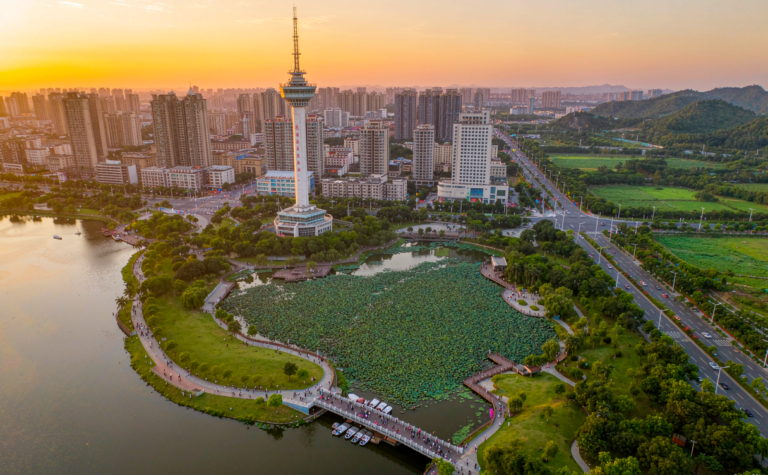 Guigang Travel Guide: Guangxi River Port with Temple and Lotus Lakes