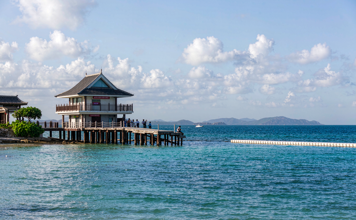 Hainan infinity pool overlooking the beach