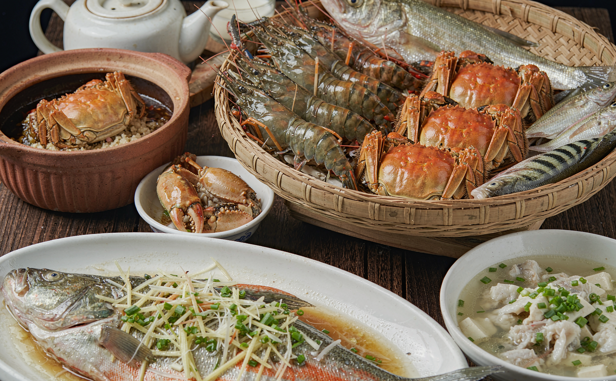 Steamed Hongze Lake hairy crab served with ginger vinegar
