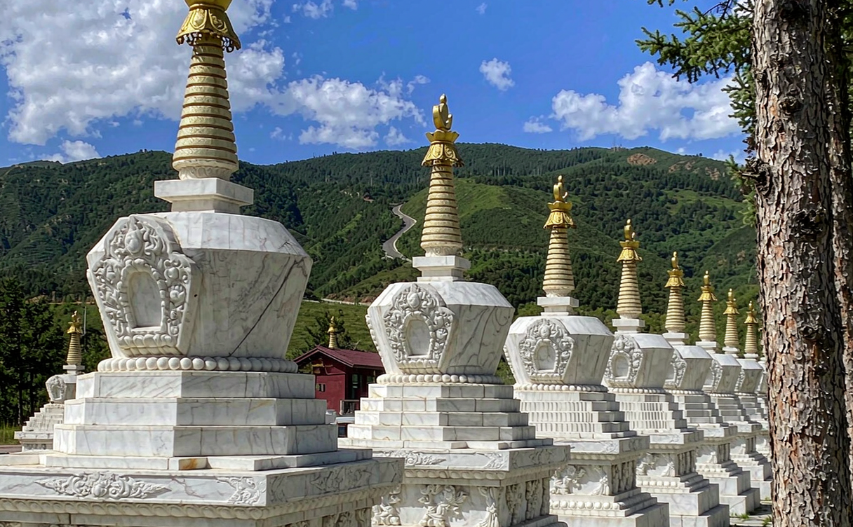 Thai pavilion and Indian stupa in the White Horse Temple international garden