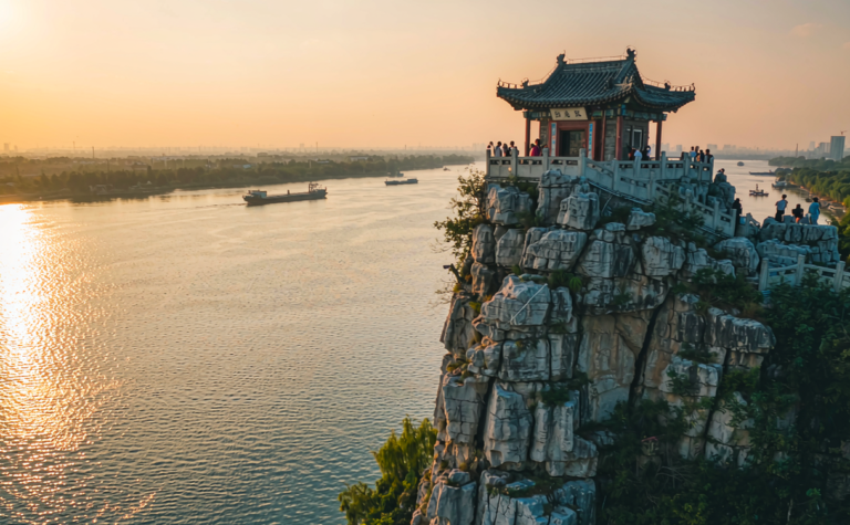 Ma’anshan Travel Guide: Anhui’s Riverside Caishi Cliff and Poet’s Town