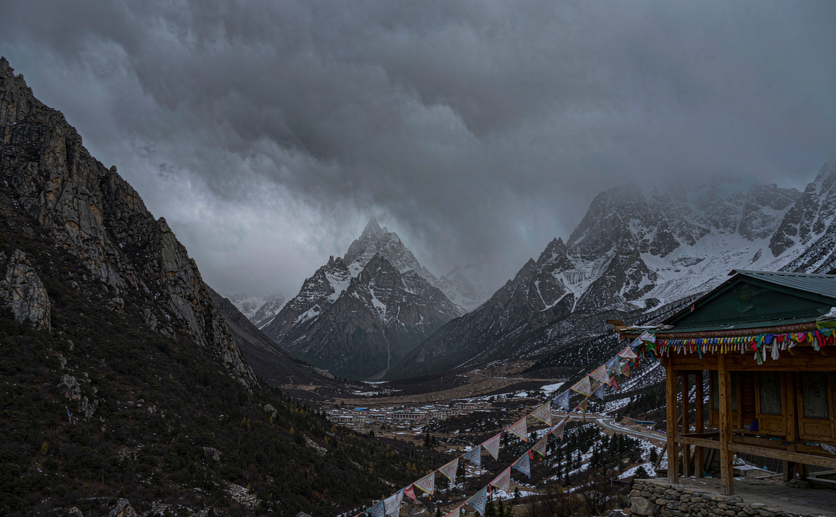 Tourists at the Sosong viewpoint watching Namcha Barwa at sunrise
