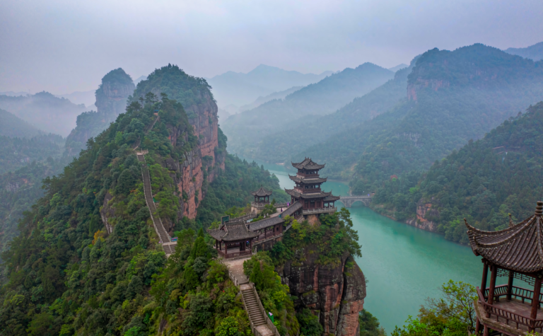 Qiyun Mountain Guide: Anhui’s Red Cliff Ridge Above Huizhou Villages