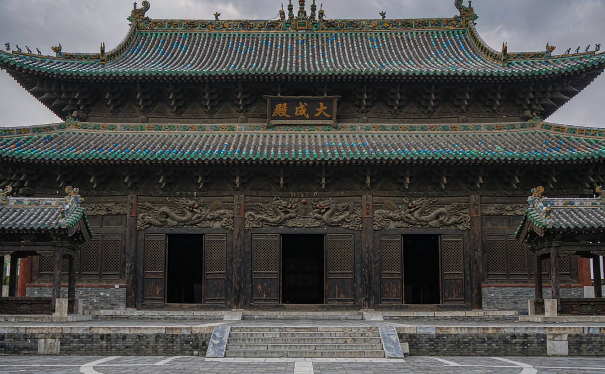 Dacheng Gate and courtyard of the Confucius Temple in Qufu