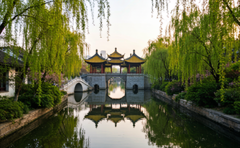 Slender West Lake Guide: Yangzhou Gardens, Bridges and Spring Blossoms
