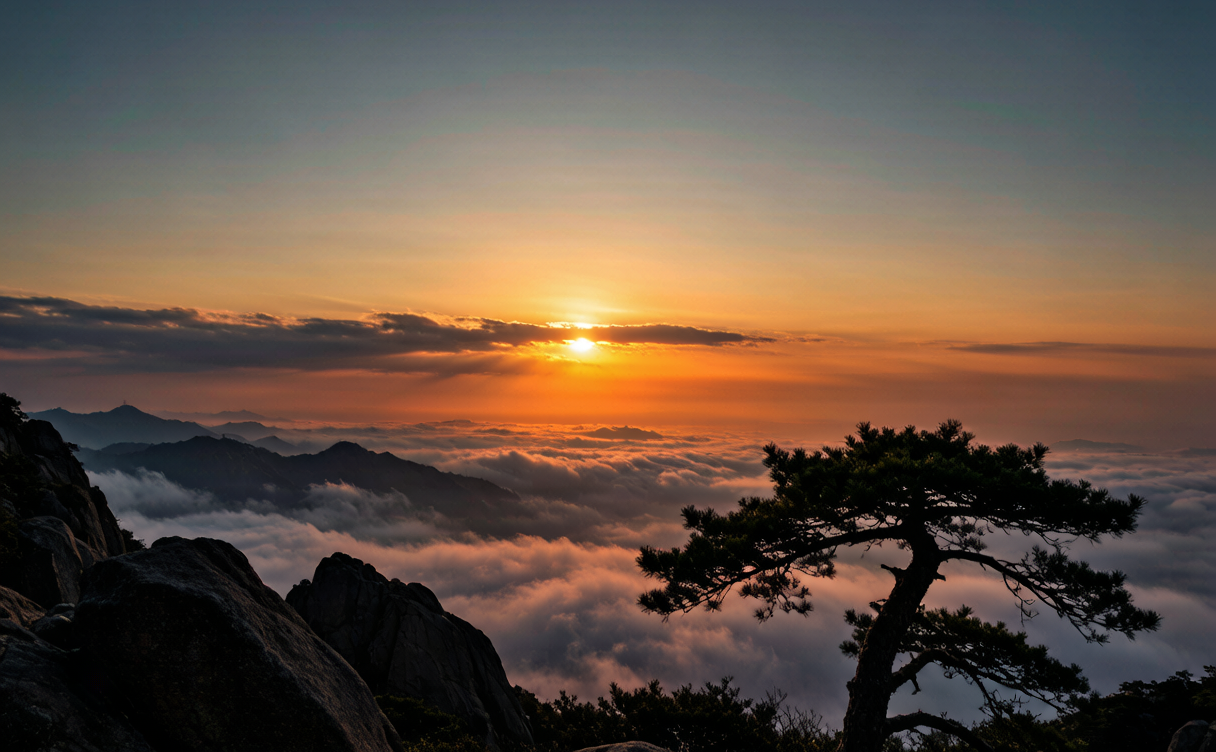 Tai'an travel guide - sunrise above the clouds from Mount Tai summit