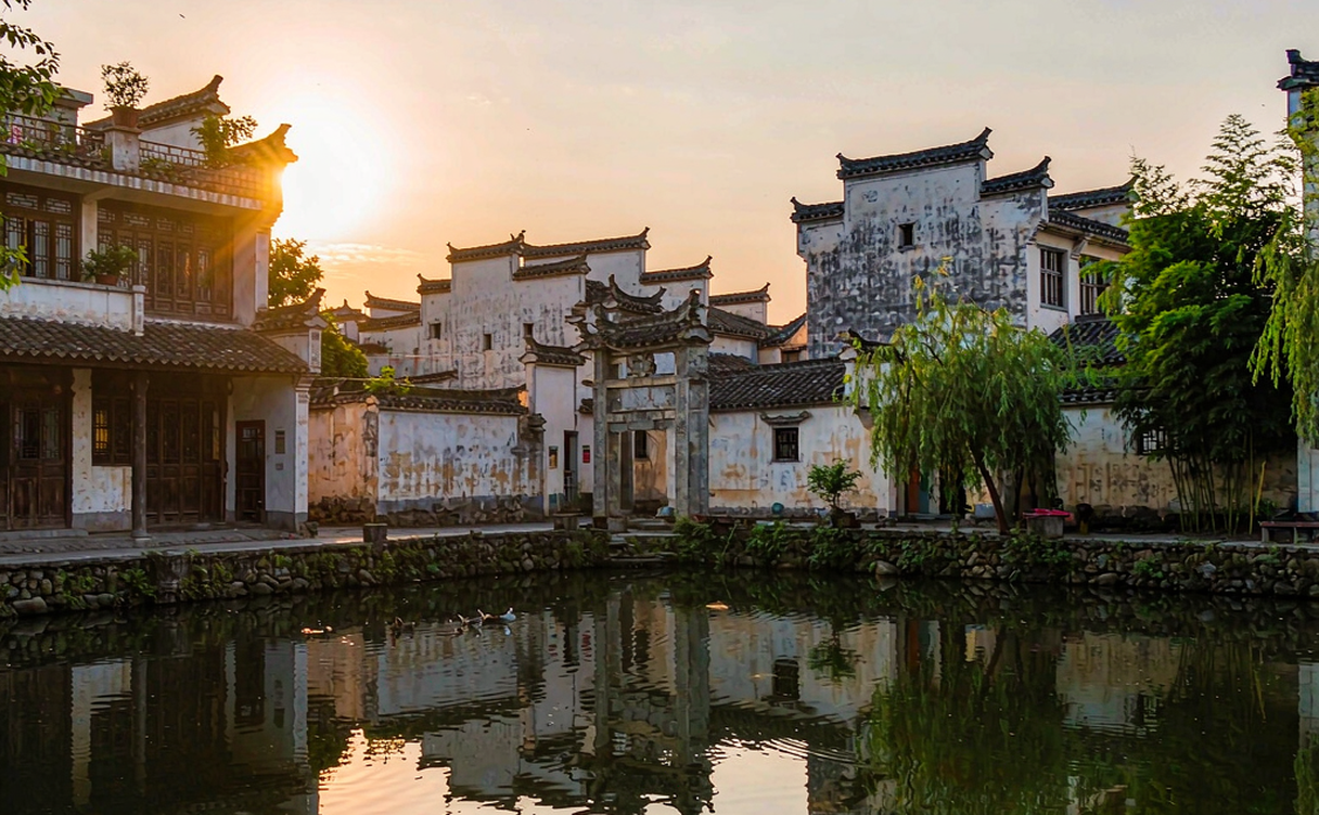 Pavilion on Jingting Mountain overlooking Xuancheng