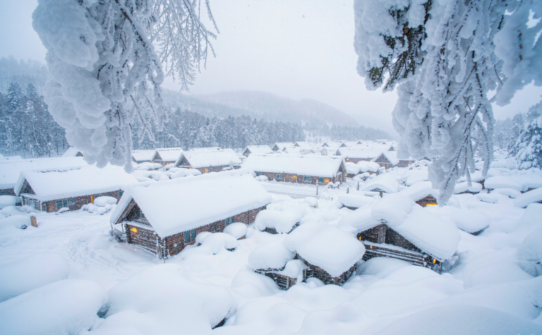 Xuexiang Snow Town Guide: Thick Snow Roofs and Winter Nights in Heilongjiang