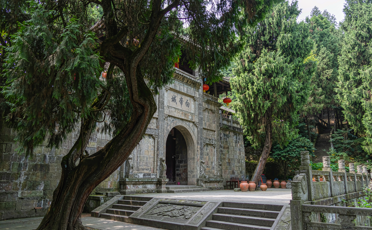 White Emperor City temple terrace overlooking the narrow Qutang Gorge on the Yangtze River