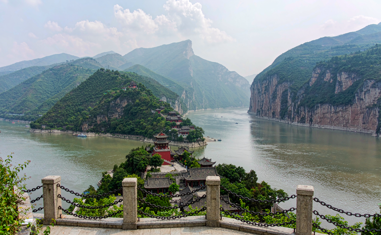 Cruise tender near Fengjie dock with the Baidicheng bridge leading to the hilltop temple