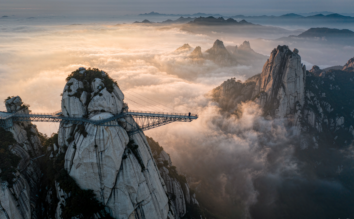 Baishi glass walkway over clouds