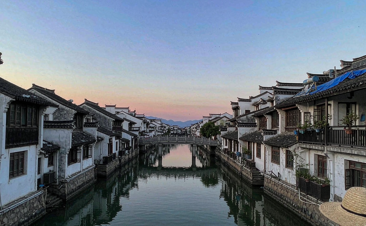 Lijiang ancient town waterways and red lanterns after dark