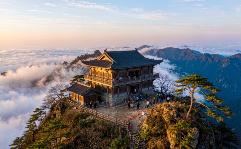 China Mountain Lodge Travel Guide: Cliffside Inns and Forest Cabins
