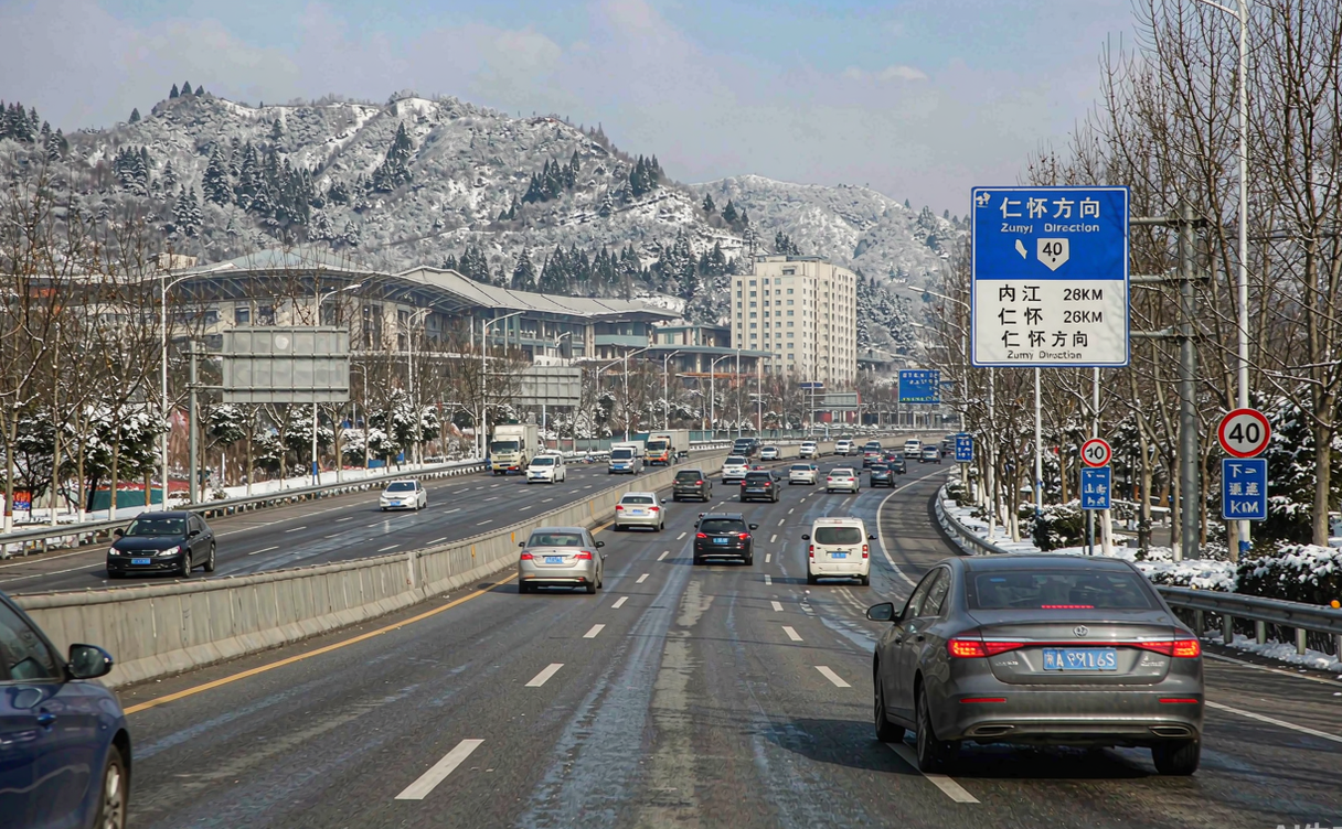 A snowy highway in northern China flanked by snow banks under grey winter light