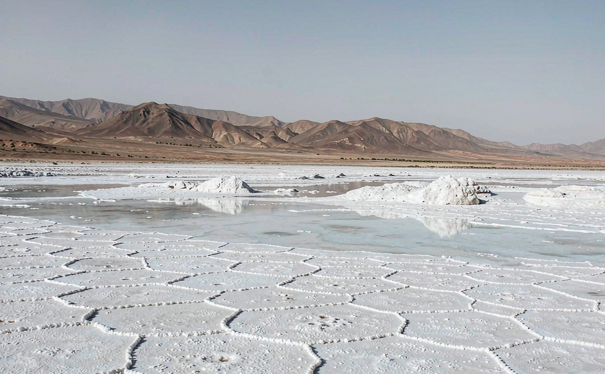 Dachaidan Emerald Lake with turquoise salt pans under a clear sky