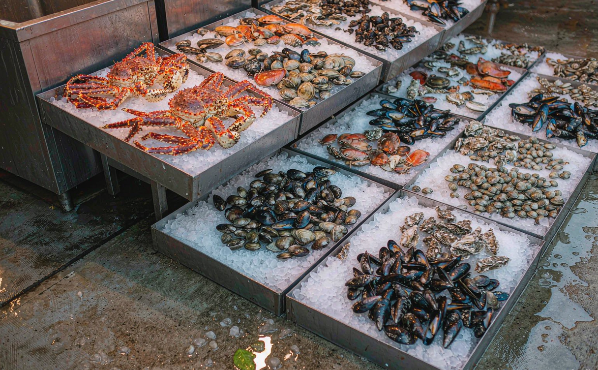 Fresh seafood displayed on ice at a Dalian morning market