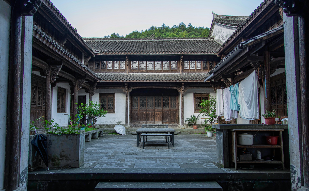 Yuquan Temple courtyard and iron pagoda in Dangyang
