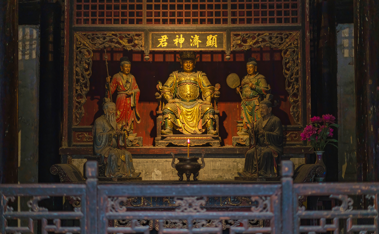 Guanling memorial shrine and cypress path in Dangyang
