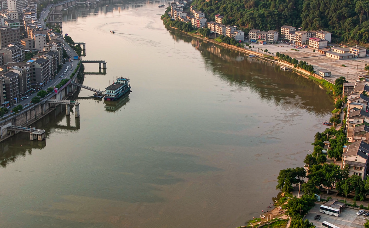 Temple rooftop on Ming Mountain with the Yangtze River beyond
