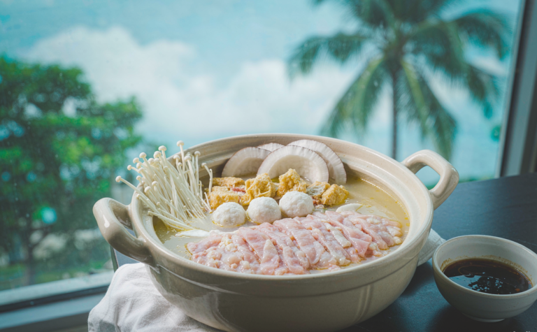 Hainan Coconut Chicken Guide: Where to Eat Wenchang Chicken Hotpot