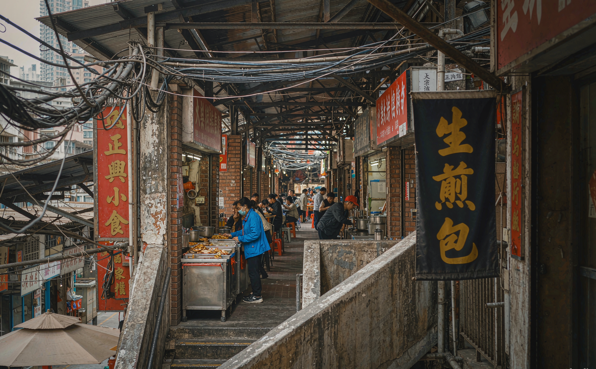 Hong Kong street food guide - neon night market stalls with steaming food carts
