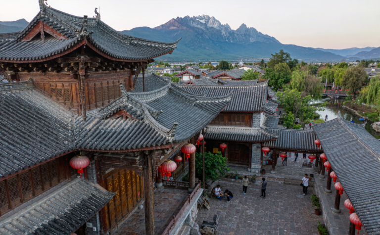 Hotels Near Lijiang Old Town: Courtyards and Mountain Views, China