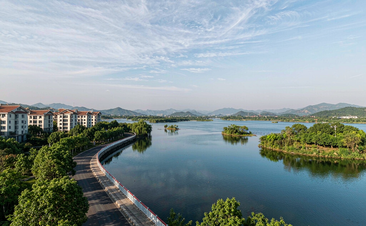 Cihu Lake lakeside greenway and willows in Huangshi, Hubei, China
