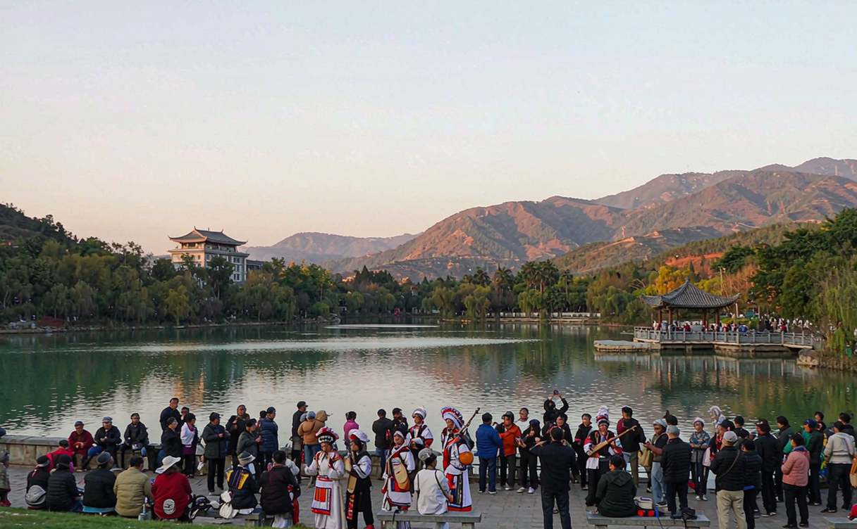 Green Lake Kunming locals dancing and practicing tai chi