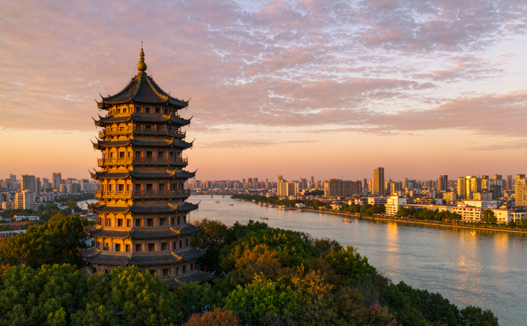 Liuhe Pagoda Hangzhou Guide: Song Dynasty Tower Over the Qiantang River