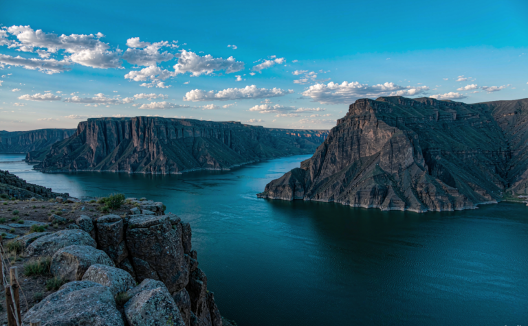 Longyangxia Gorge: Turquoise Reservoir and Canyon in Qinghai