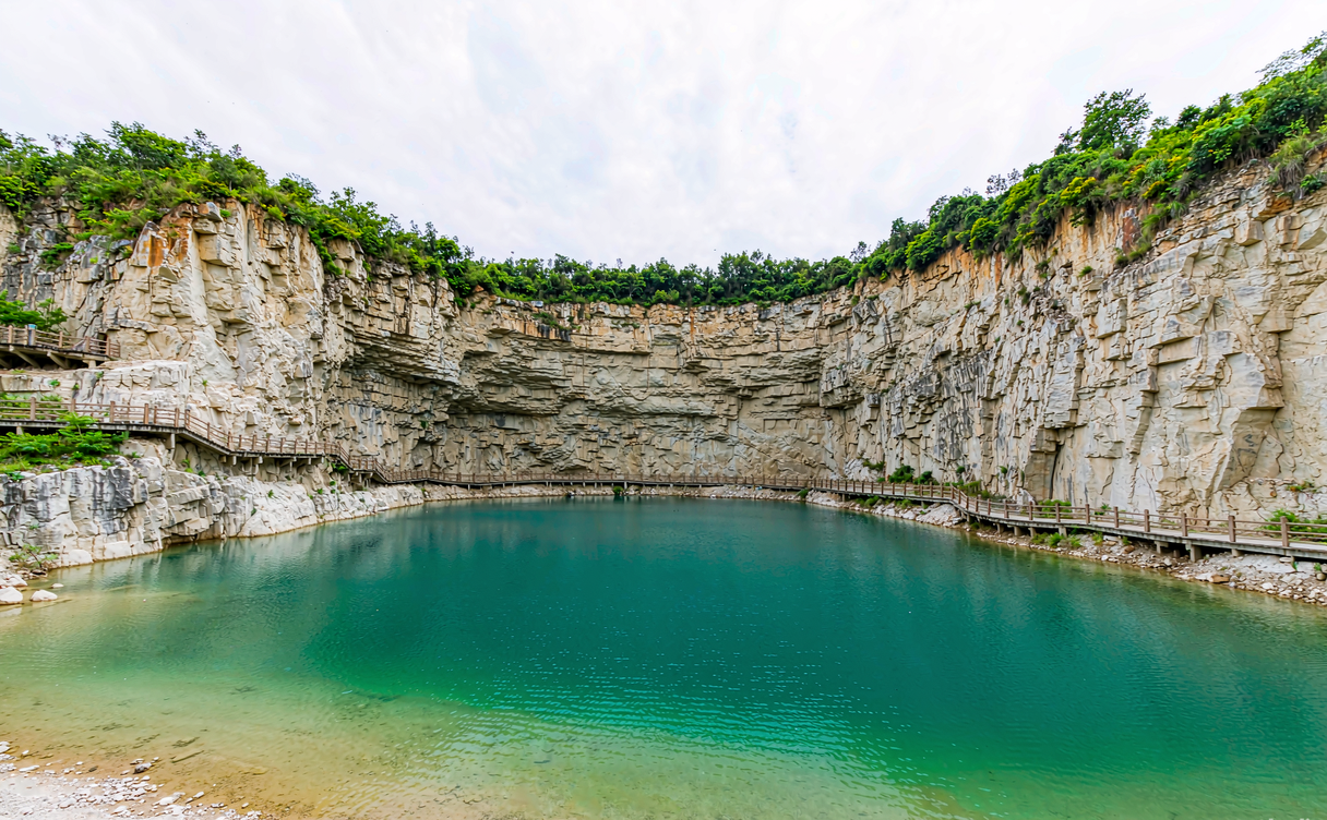 Bronze Sea-Watching Guanyin statue overlooking Lotus Mountain Guangzhou quarry cliffs