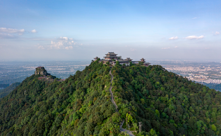 Qianling Park Guide: Guiyang’s Monkey Hill and Hilltop Temple