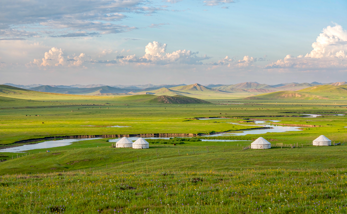 Tibetan tent camp on Sangke Grassland in Gansu, China