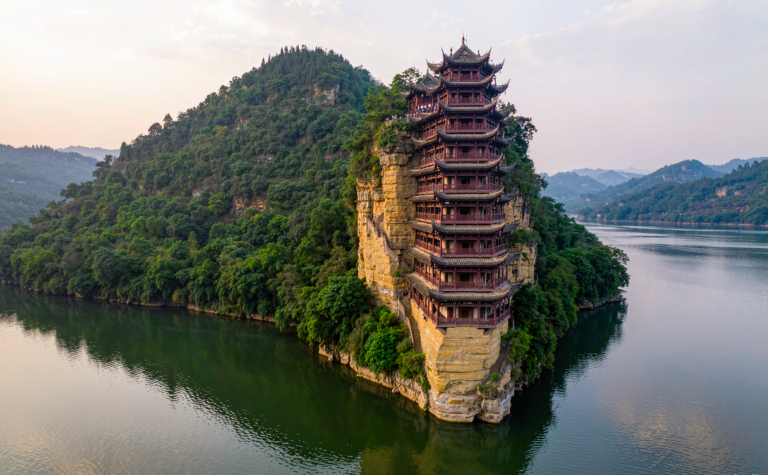 Shibaozhai Guide: Chongqing’s Tower Temple on the Yangtze Cliff