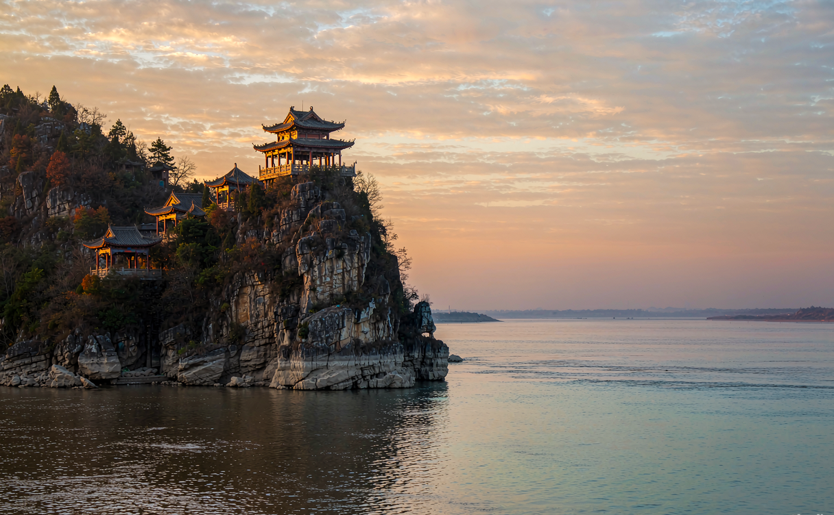 Yangtze and Poyang Lake meet at Shizhong cliff