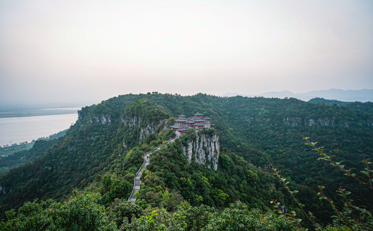 Shizhong Mountain cliff-top pavilions at sunset