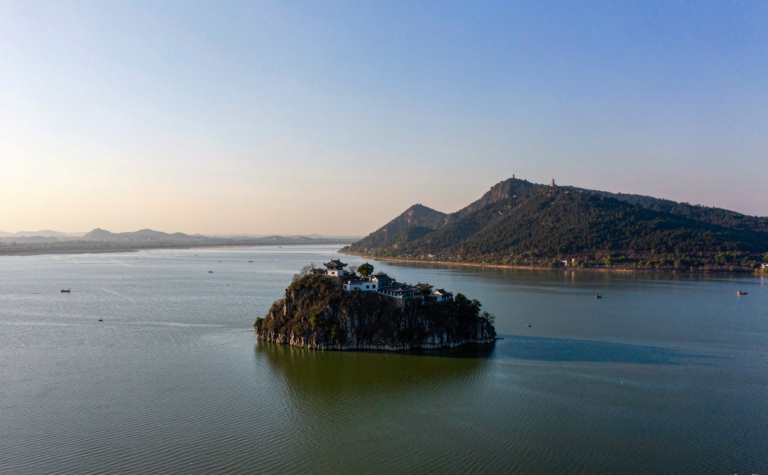 Shizhong Mountain: Poyang Lake’s Cliff-Top Temple in Jiangxi
