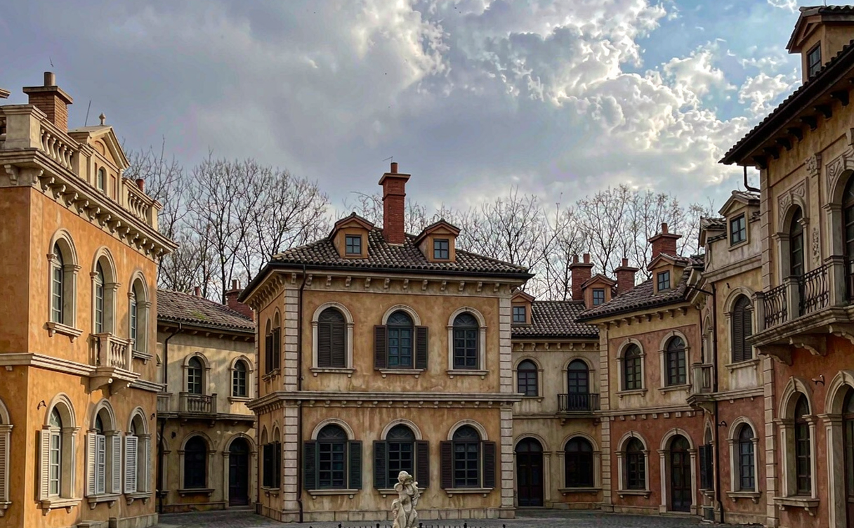Tianjin Italian Style Town Mediterranean villas and central fountain