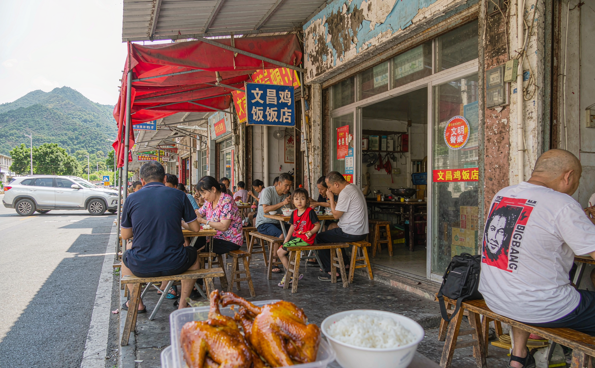 Street restaurant in a small Hainan town serving Wenchang chicken with coconut rice