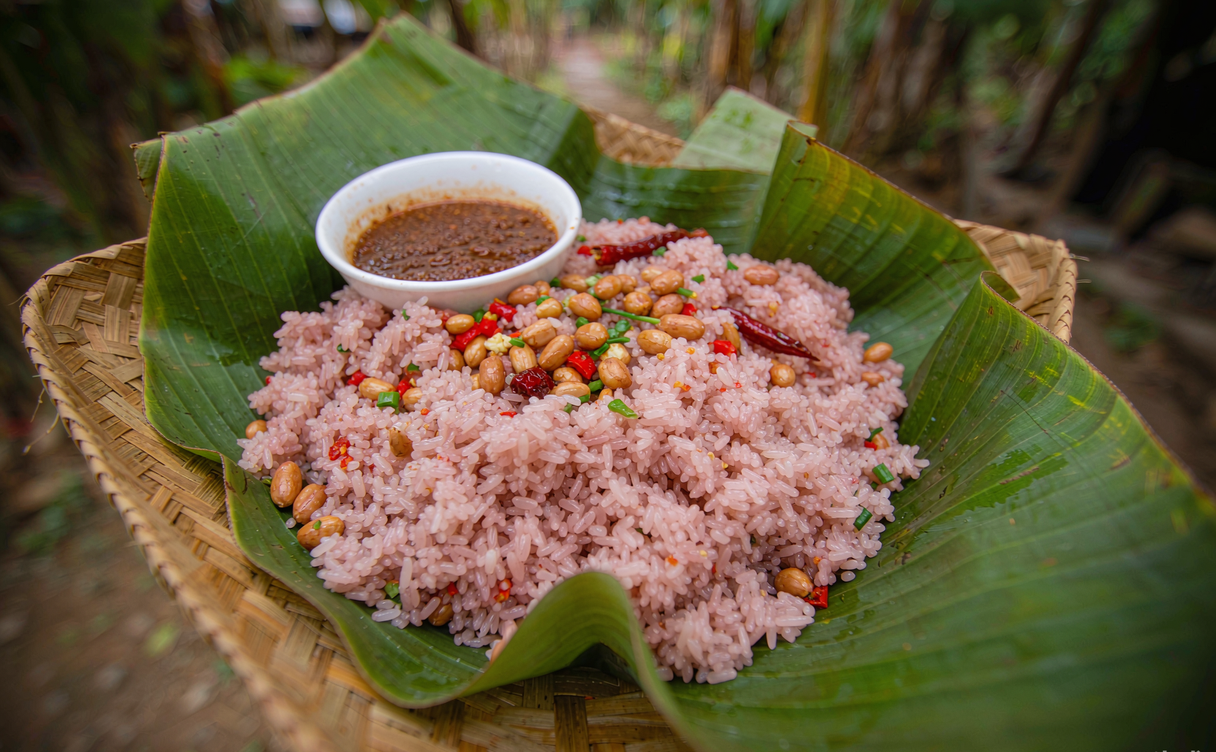 Dai hand-grabbed rice platter with grilled meat and sour salad
